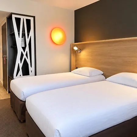 Campanile Prime Laval Nord Отель
